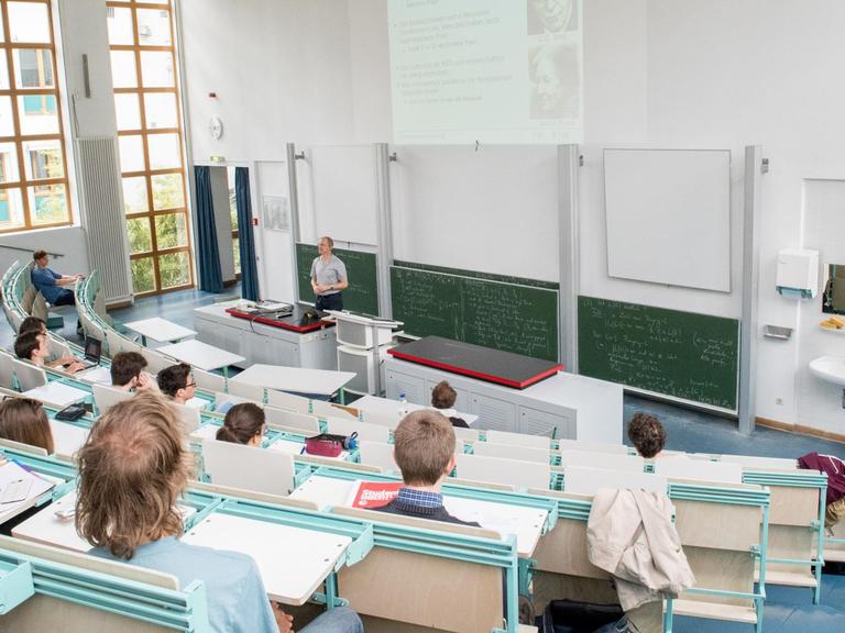 Studenten lernen am 26.06.2017 in Berlin im Hörsaal am Institut für Mathematik an der Freien Universität Berlin