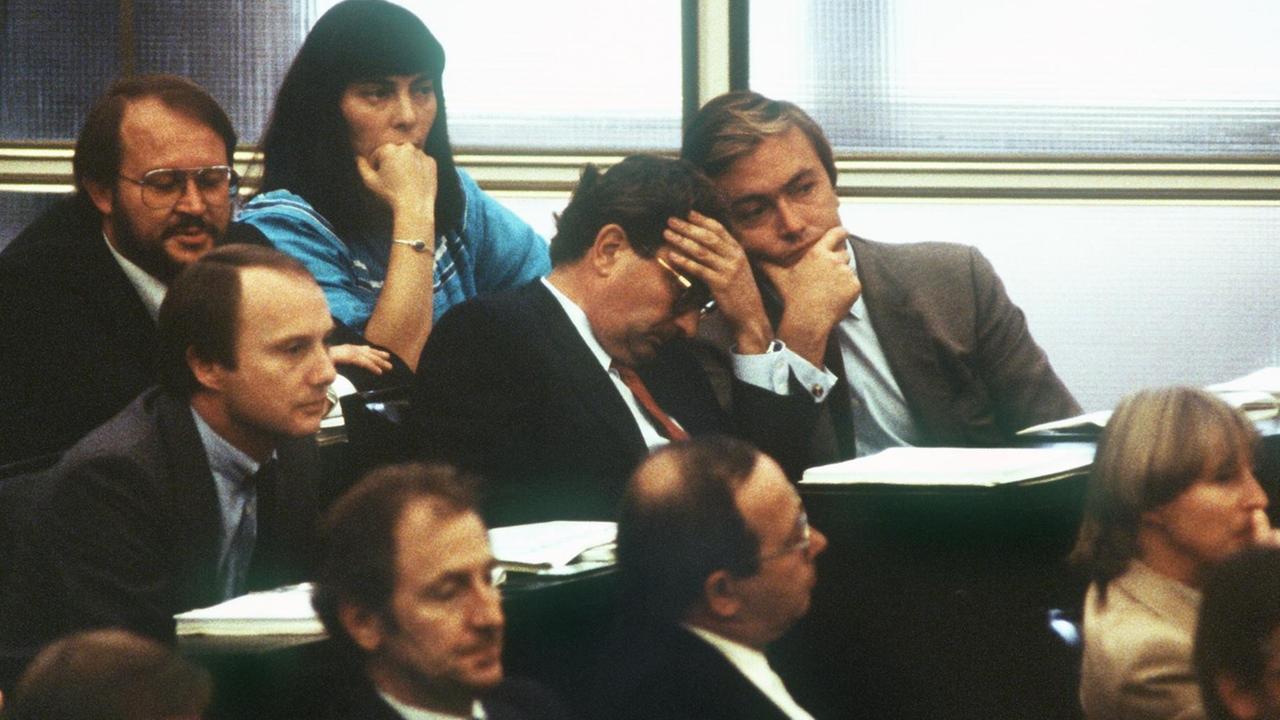 Blick auf die Mitglieder der FDP-Fraktion vor dem konstruktiven Misstrauensvotum zum Sturz von Bundeskanzer Helmut Schmidt (SPD) im Jahr 1982 Blick auf die Mitglieder der FDP-Fraktion vor dem konstruktiven Misstrauensvotum zum Sturz von Bundeskanzer Helmut Schmidt (SPD) im Jahr 1982