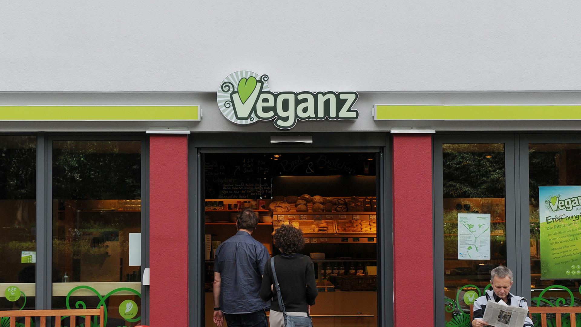 Der Eingang des ersten veganen Vollsortiment-Supermarkts Europas "Veganz" in der Schivelbeiner Straße in Berlin-Prenzlauer Berg mit etwa 6000 Produkten von über 70 Firmen aus aller Welt Der Eingang des ersten veganen Vollsortiment-Supermarkts Europas "Veganz" in der Schivelbeiner Straße in Berlin-Prenzlauer Berg mit etwa 6000 Produkten von über 70 Firmen aus aller Welt