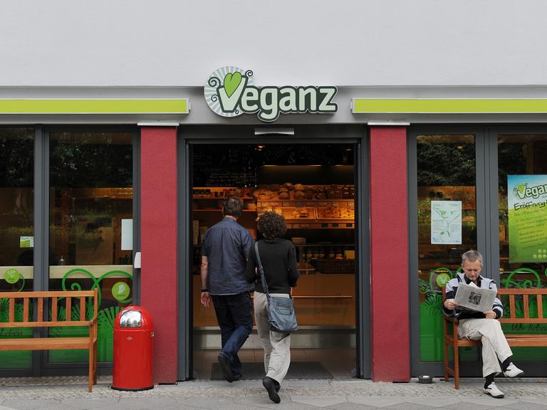 Der Eingang des ersten veganen Vollsortiment-Supermarkts Europas "Veganz" in der Schivelbeiner Straße in Berlin-Prenzlauer Berg mit etwa 6000 Produkten von über 70 Firmen aus aller Welt