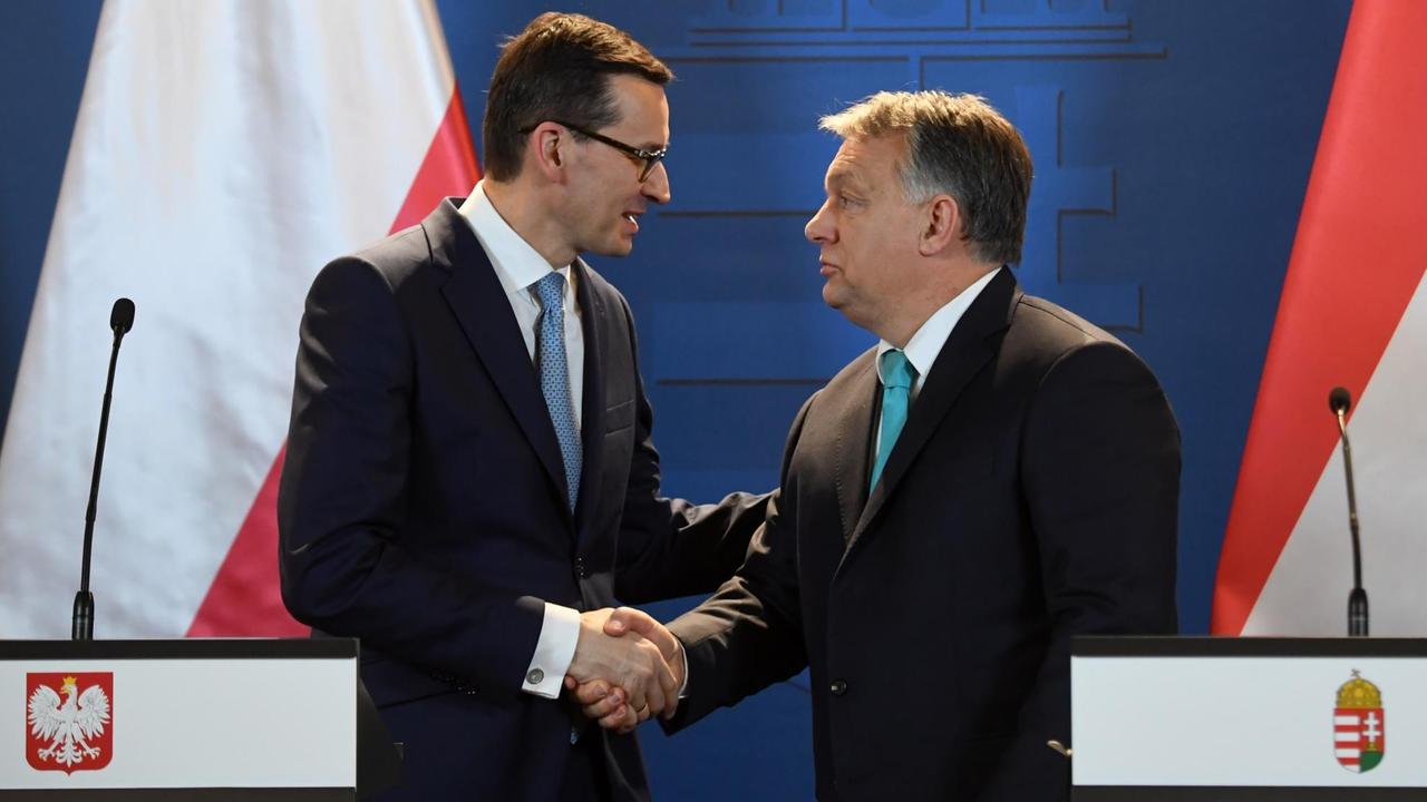 Polens Premierminister Mateusz Morawiecki (L) und Ungarns Premierminister Viktor Orban (R) beim Handschlag während einer Pressekonferenz im ungarischen Parlament in Budapest am 3. Januar 2018. Polens Premierminister Mateusz Morawiecki (L) und Ungarns Premierminister Viktor Orban (R) beim Handschlag während einer Pressekonferenz im ungarischen Parlament in Budapest am 3. Januar 2018.