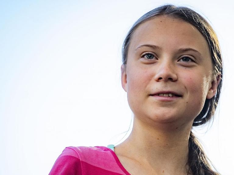 Porträt der schwedischen Klimaaktivistin Greta Thunberg, die lächelt