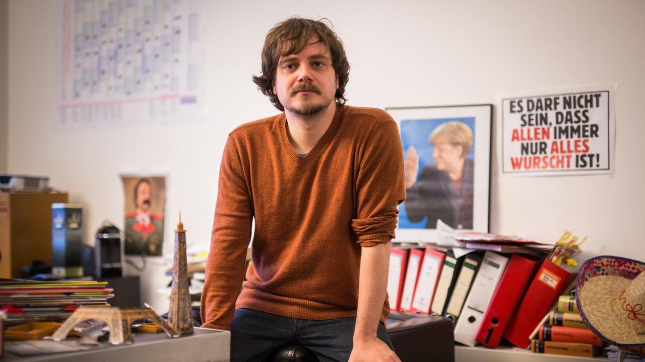 Tim Wolff, Chefredakteur der Satire-Zeitschrift "Titanic", sitzt am 08.01.2015 in Frankfurt am Main (Hessen) in seinem Büro in der Redaktion. Humor ist nach den Terroranschlägen in Paris nach Ansicht der "Titanic" wichtiger denn je. "Je ernster die Lage, desto wichtiger der Humor", erklärte Wolff am gleichen Tag auf der Internetseite des Magazins. Tim Wolff, Chefredakteur der Satire-Zeitschrift "Titanic", sitzt am 08.01.2015 in Frankfurt am Main (Hessen) in seinem Büro in der Redaktion. Humor ist nach den Terroranschlägen in Paris nach Ansicht der "Titanic" wichtiger denn je. "Je ernster die Lage, desto wichtiger der Humor", erklärte Wolff am gleichen Tag auf der Internetseite des Magazins.