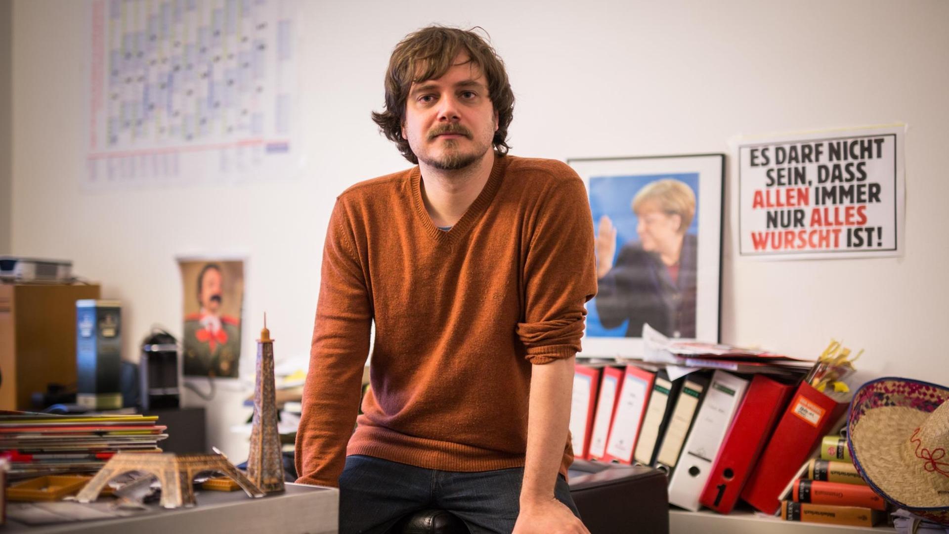 Tim Wolff, Chefredakteur der Satire-Zeitschrift "Titanic", sitzt am 08.01.2015 in Frankfurt am Main (Hessen) in seinem Büro in der Redaktion. Humor ist nach den Terroranschlägen in Paris nach Ansicht der "Titanic" wichtiger denn je. "Je ernster die Lage, desto wichtiger der Humor", erklärte Wolff am gleichen Tag auf der Internetseite des Magazins. Tim Wolff, Chefredakteur der Satire-Zeitschrift "Titanic", sitzt am 08.01.2015 in Frankfurt am Main (Hessen) in seinem Büro in der Redaktion. Humor ist nach den Terroranschlägen in Paris nach Ansicht der "Titanic" wichtiger denn je. "Je ernster die Lage, desto wichtiger der Humor", erklärte Wolff am gleichen Tag auf der Internetseite des Magazins.