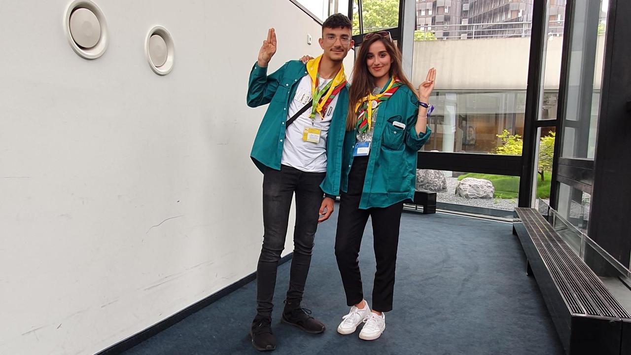 Muslimische Pfadfinder grüßen in die Kamera: Vanessa Faizi und Ashraf. Muslimische Pfadfinder grüßen in die Kamera: Vanessa Faizi und Ashraf.