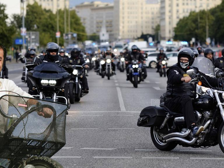 Collage: Cem Özdemir auf dem Fahrrad. Im Hintergrund: Die Hells Angels Berlin während einer Demo-Ausfahrt.