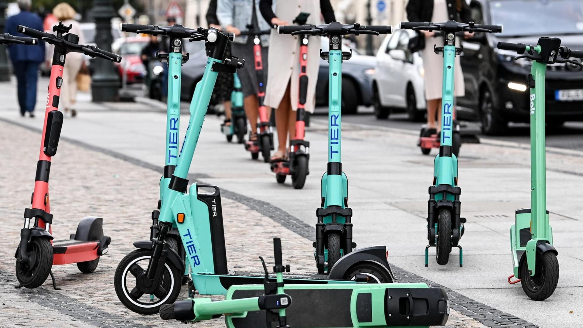 E-Scooter auf dem Boulevard Unter den Linden. E-Scooter auf dem Boulevard Unter den Linden.