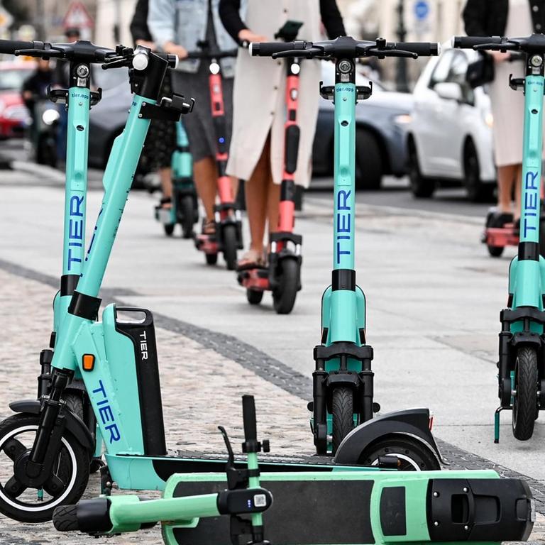 E-Scooter auf dem Boulevard Unter den Linden.