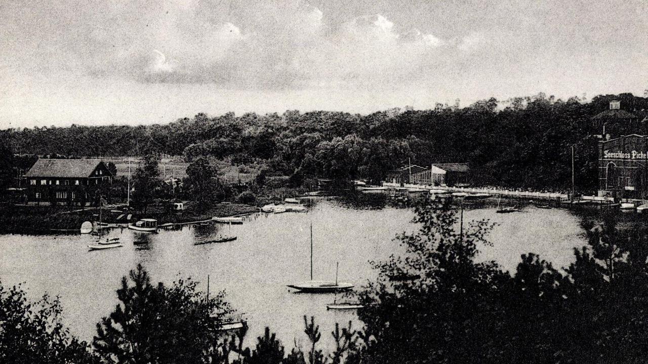 Historische Aufnahme vom Stößensee in Berlin-Spandau mit dem Seeschloss. Historische Aufnahme vom Stößensee in Berlin-Spandau mit dem Seeschloss.