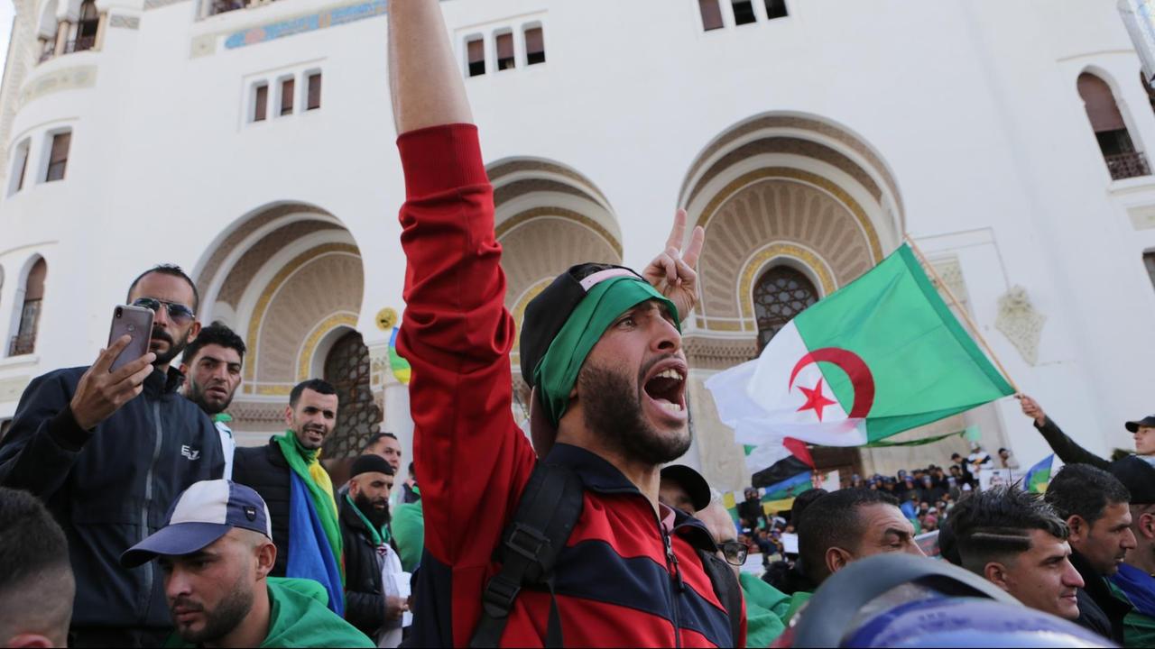 Algerier demonstrieren am 12.4.2019 gegen den neu ernannten Interimspräsidenten Abdelkader Bensalah. Die Demonstranten sehen in dem langjährigen Präsidenten des algerischen Oberhauses einen Vertreter der alten Garde um den abgetretenen Bouteflika. Dieser hatte das größte afrikanische Land 20 Jahre regiert und war nach wochenlangen Massenprotesten schließlich zurückgetreten. Algerier demonstrieren am 12.4.2019 gegen den neu ernannten Interimspräsidenten Abdelkader Bensalah. Die Demonstranten sehen in dem langjährigen Präsidenten des algerischen Oberhauses einen Vertreter der alten Garde um den abgetretenen Bouteflika. Dieser hatte das größte afrikanische Land 20 Jahre regiert und war nach wochenlangen Massenprotesten schließlich zurückgetreten.