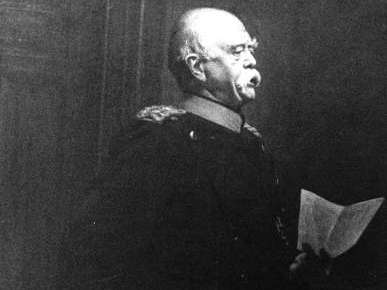 Otto von Bismarck, erster Reichskanzler des Deutschen Reichs, auf einem Porträt. Er schaut nach rechts.