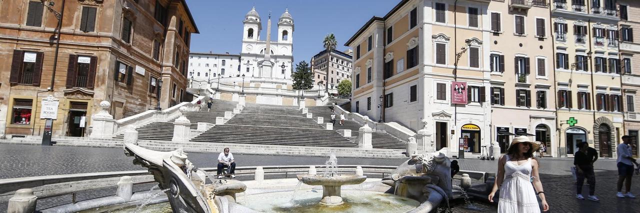 Einzelne Touristen stehen am Brunnen «Fontana della Barcaccia» vor der Spanischen Treppe in Rom, einem der Touristen-Hotspots. Einzelne Touristen stehen am Brunnen «Fontana della Barcaccia» vor der Spanischen Treppe in Rom, einem der Touristen-Hotspots.