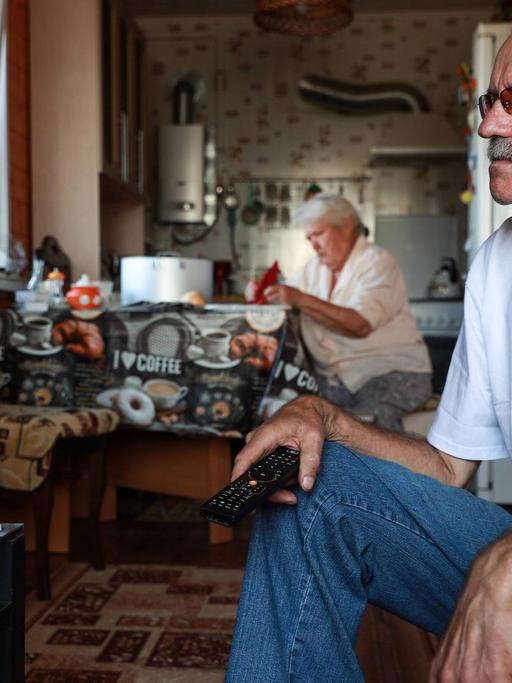 Ein älterer Mann verfolgt im Fernsehen eine Ansprache des russischen Präsidenten Waldimir Putin zur Rentenreform. Vladimir Smirnov/TASS PUBLICATIONxINxGERxAUTxONLY TS08E561