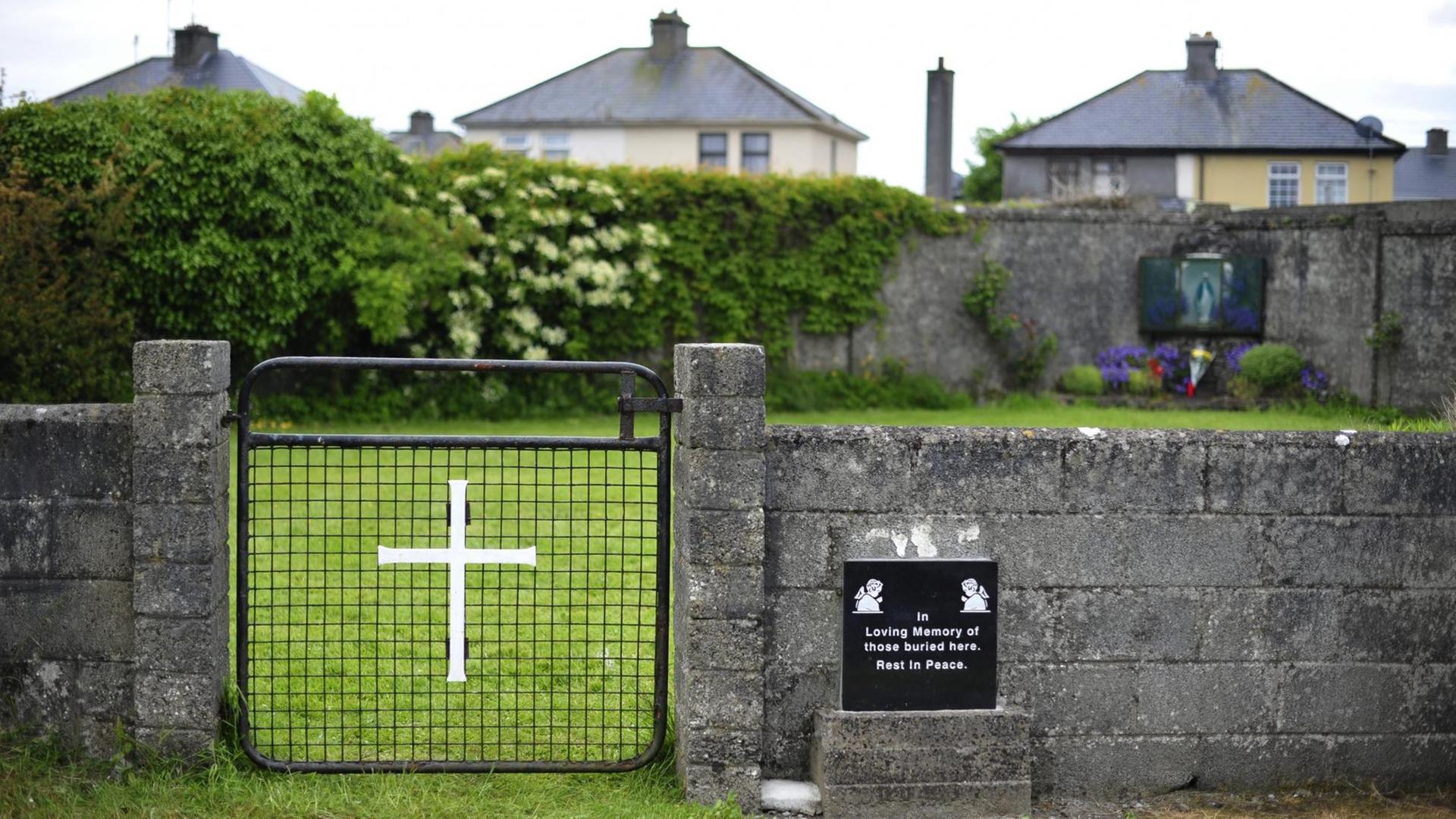 Blick auf das Heim für ledige Mütter und ihre Kinder des katholischen Bon-Secours-Orden im westirischen Tuam. Blick auf das Heim für ledige Mütter und ihre Kinder des katholischen Bon-Secours-Orden im westirischen Tuam.