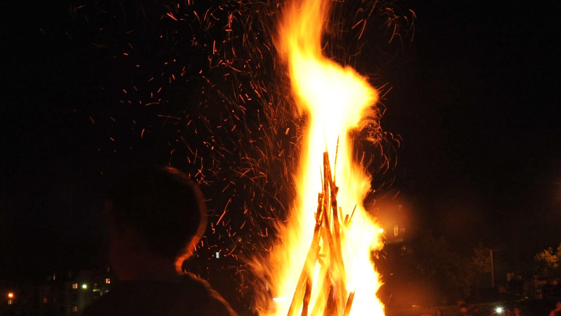 Kinder sitzen um ein Lagerfeuer herum. Kinder sitzen um ein Lagerfeuer herum.
