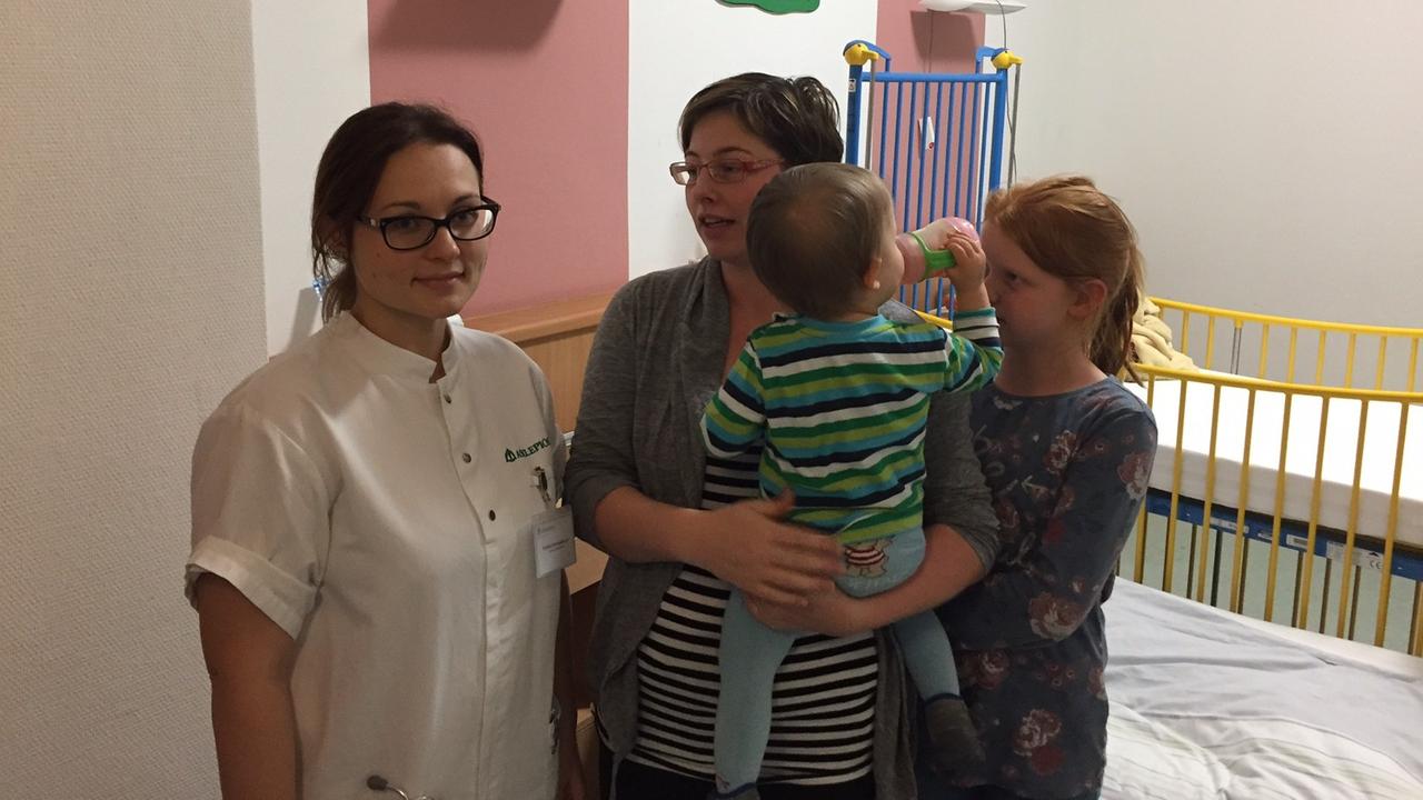 Assistenzärztin Ewelina Niewadomska auf Visite bei Linus Ebert und seiner Mama auf der Kinderstation Asklepios Klinik Pasewalk