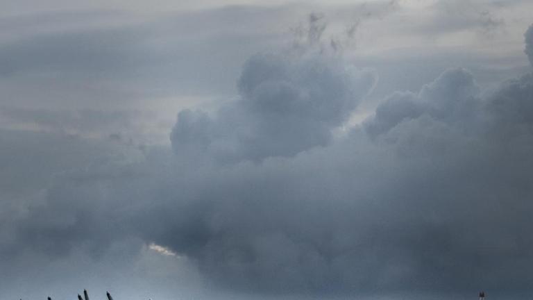 Rotterdamer Hafen mit Wolken am Horizont. Rotterdamer Hafen mit Wolken am Horizont.