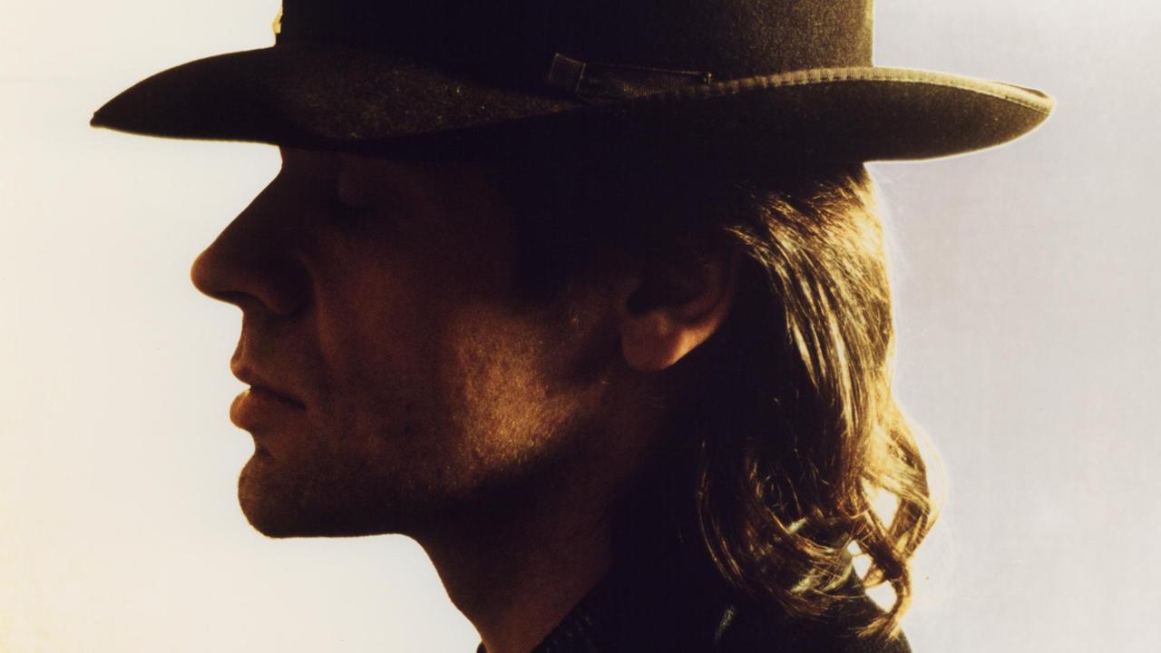 Das Farbfoto aus dem Jahr 1980 zeigt Udo Lindenberg im nahen Profil mit langen Haaren und seinem markanten Hut. Das Farbfoto aus dem Jahr 1980 zeigt Udo Lindenberg im nahen Profil mit langen Haaren und seinem markanten Hut.
