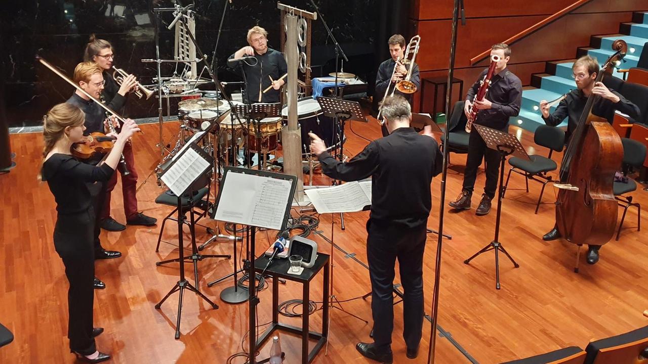 Der Komponist Jan Müller-Wieland dirigiert im Kammermusiksaal des Beethoven-Hauses in Bonn Beethovens Egmont-Ouvertüre in Kammermusikbesetzung. Der Komponist Jan Müller-Wieland dirigiert im Kammermusiksaal des Beethoven-Hauses in Bonn Beethovens Egmont-Ouvertüre in Kammermusikbesetzung.