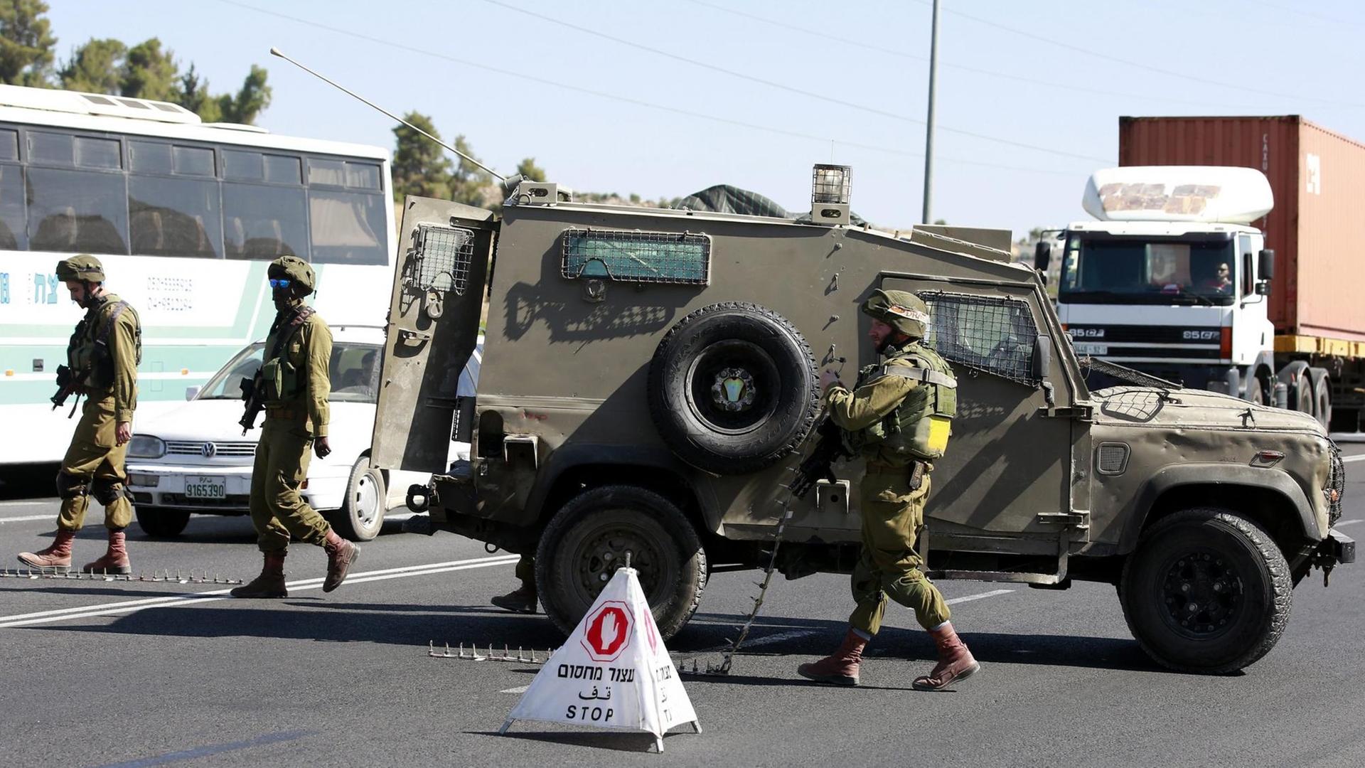 Israelische Soldaten an einem Checkpoint an der Siedlung Kirjat Arba im Westjordanland. Israelische Soldaten an einem Checkpoint an der Siedlung Kirjat Arba im Westjordanland.