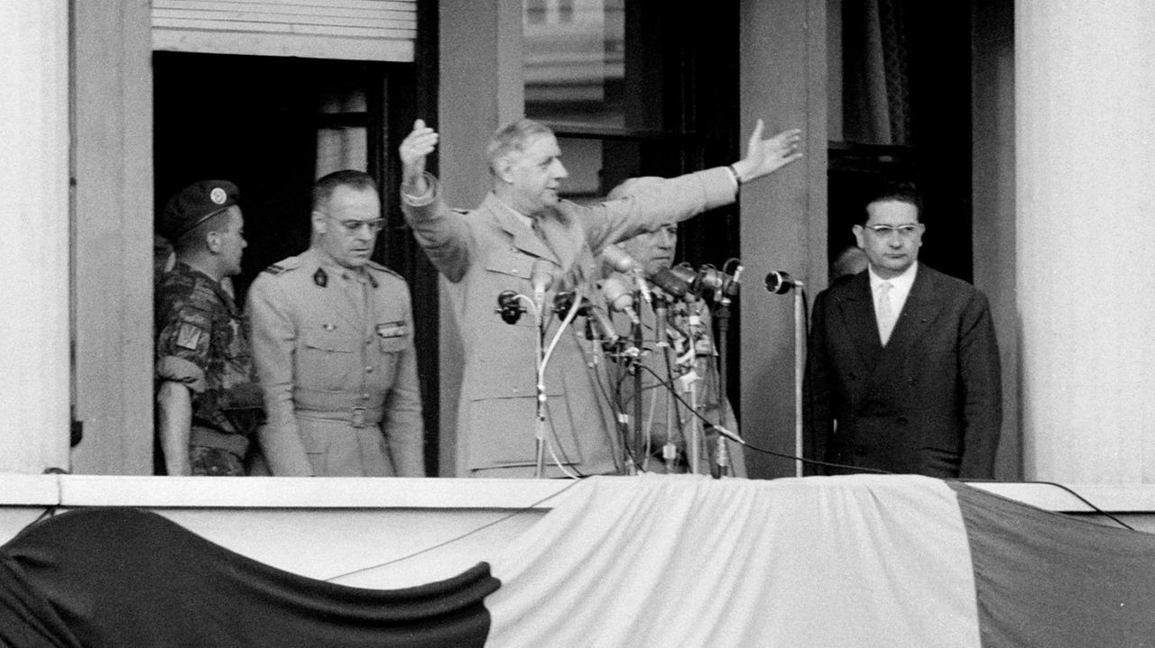 General Charles de Gaulle bei seiner Rede am 4. Juni 1958 vom Balkon des Generalgouvernements auf dem Place du Forum in Algier. Während dieser Rede lieferte er seinen berühmte Satz "Ich habe euch verstanden." General Charles de Gaulle bei seiner Rede am 4. Juni 1958 vom Balkon des Generalgouvernements auf dem Place du Forum in Algier. Während dieser Rede lieferte er seinen berühmte Satz "Ich habe euch verstanden."