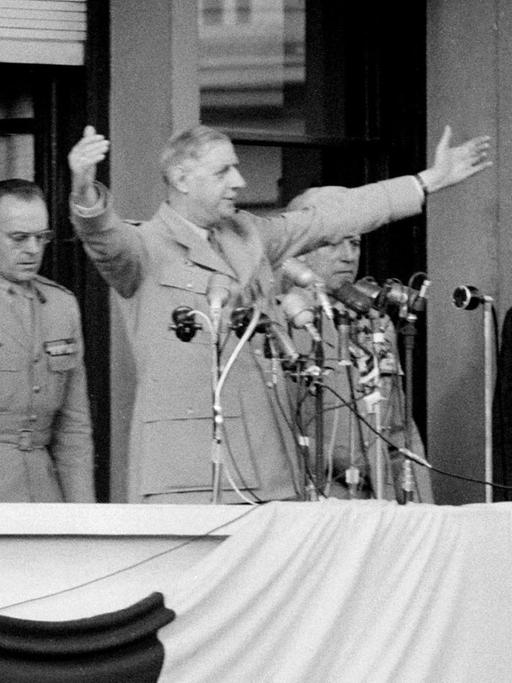 General Charles de Gaulle bei seiner Rede am 4. Juni 1958 vom Balkon des Generalgouvernements auf dem Place du Forum in Algier. Während dieser Rede lieferte er seinen berühmte Satz "Ich habe euch verstanden."