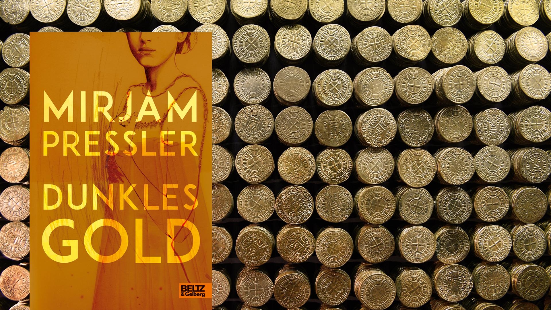 Buchcover "Dunkles Gold" von Mirjam Pressler, im Hintergrund Münzen aus dem Jüdischen Schatz von Erfurt in einer Ausstellung Buchcover "Dunkles Gold" von Mirjam Pressler, im Hintergrund Münzen aus dem Jüdischen Schatz von Erfurt in einer Ausstellung
