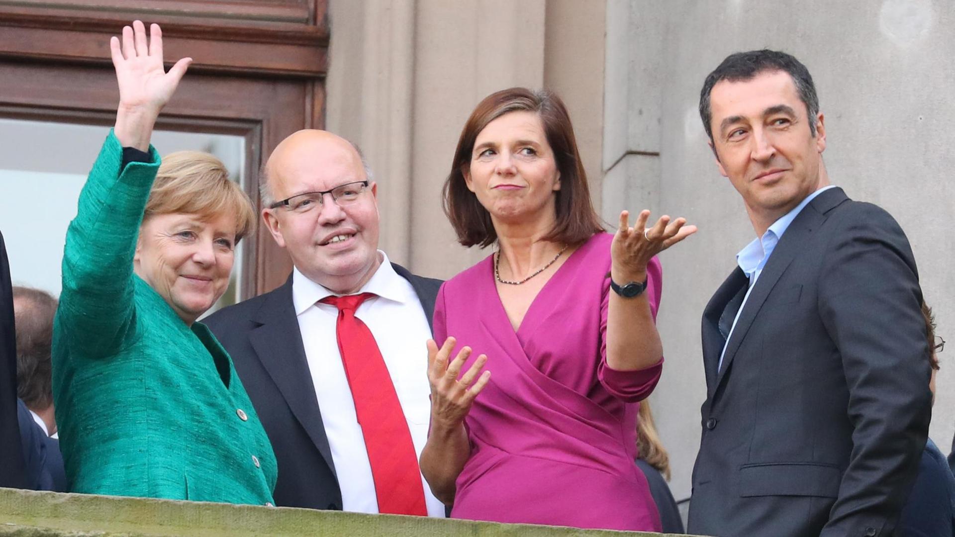 Bundeskanzlerin Angela Merkel (CDU) steht am 18.10.2017 in der Parlamentarischen Gesellschaft in Berlin mit Katrin Göring-Eckardt, Fraktionsvorsitzende der Grünen im Bundestag und mit Grünen-Chef Cem Özdemir (r)) vor den Sondierungsgesprächen zwischen der Union und den Grünen auf dem Balkon. Union, FDP und Grüne beginnen mit Sondierungen für eine Jamaika-Koalition. Neben Merkel steht Peter Altmaier (CDU), Chef des Bundeskanzleramts. Bundeskanzlerin Angela Merkel (CDU) steht am 18.10.2017 in der Parlamentarischen Gesellschaft in Berlin mit Katrin Göring-Eckardt, Fraktionsvorsitzende der Grünen im Bundestag und mit Grünen-Chef Cem Özdemir (r)) vor den Sondierungsgesprächen zwischen der Union und den Grünen auf dem Balkon. Union, FDP und Grüne beginnen mit Sondierungen für eine Jamaika-Koalition. Neben Merkel steht Peter Altmaier (CDU), Chef des Bundeskanzleramts.