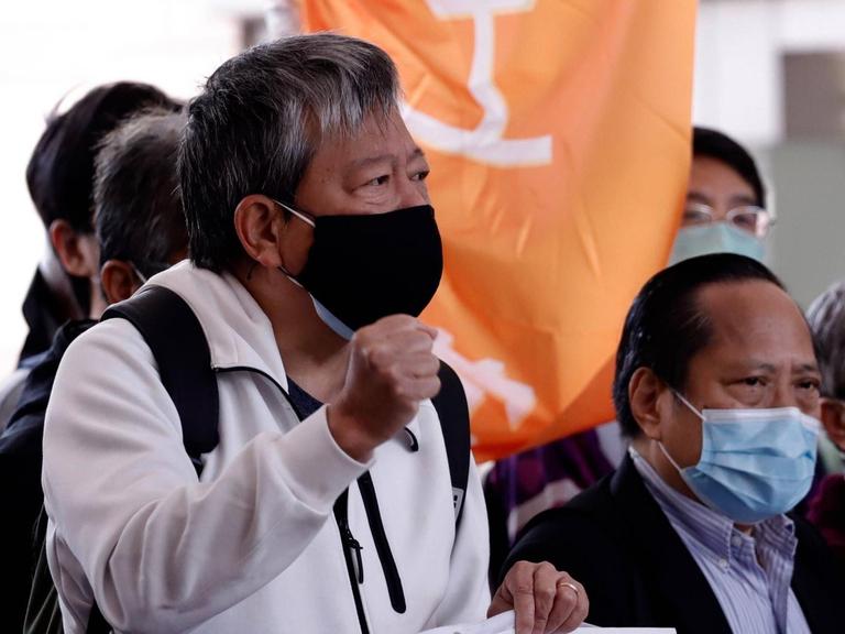 Der ehemalige Gesetzgeber Lee Cheuk-yan aus Hongkong erhebt seine Faust