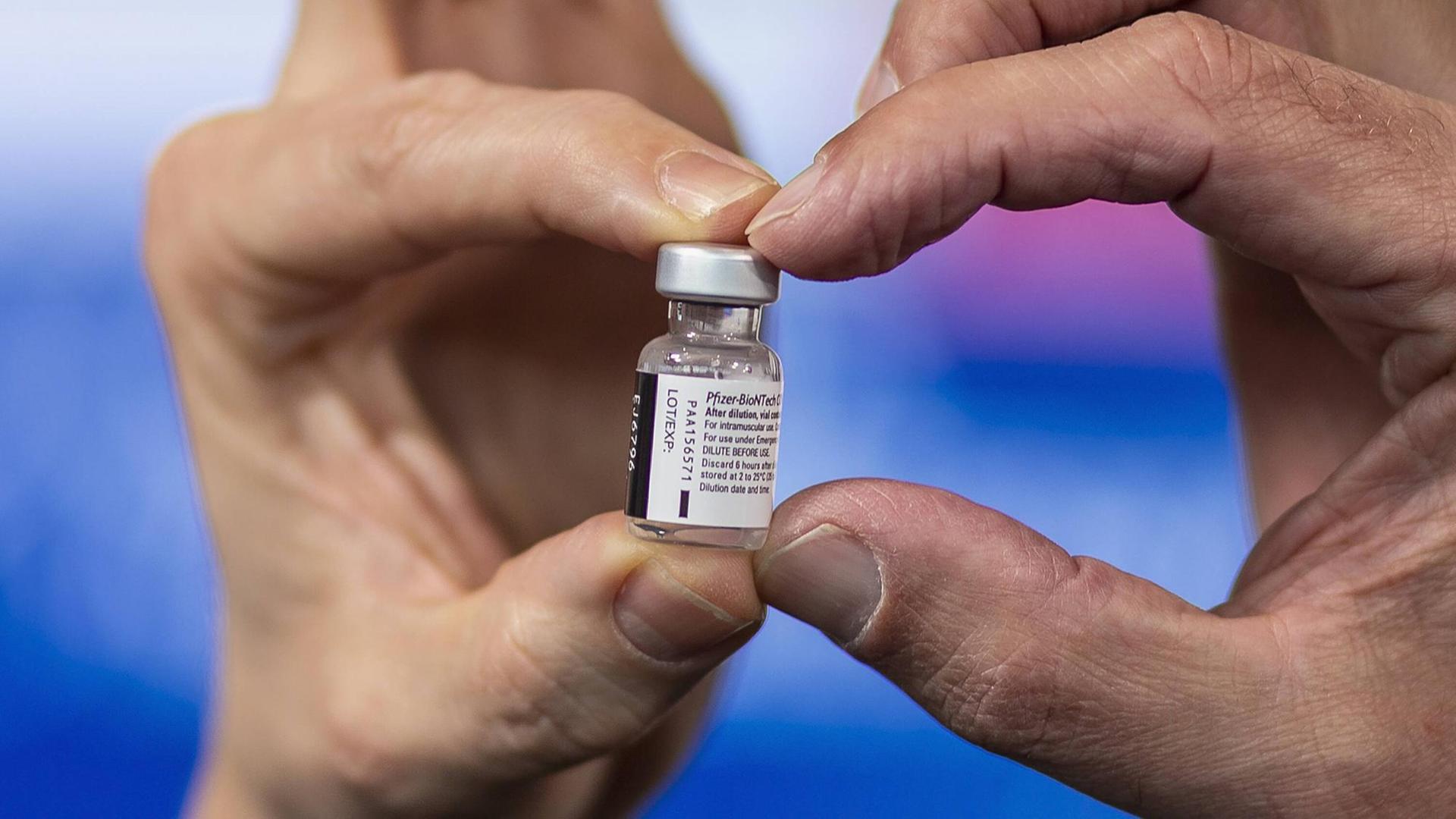 Das Foto zeigt eine Impfstoffdose von Pfizer-BioNtech. Das Foto zeigt eine Impfstoffdose von Pfizer-BioNtech.