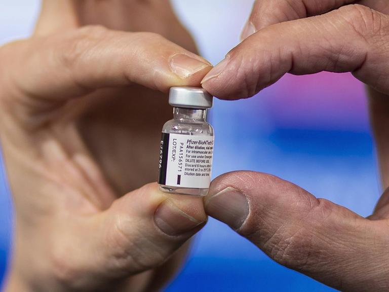 Das Foto zeigt eine Impfstoffdose von Pfizer-BioNtech.