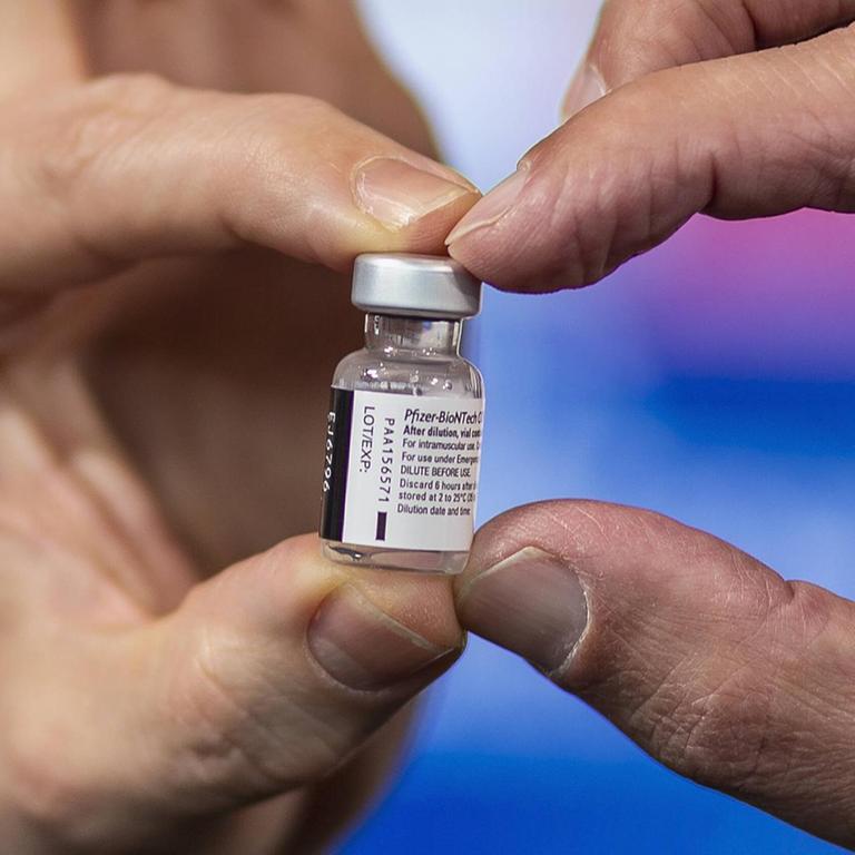 Das Foto zeigt eine Impfstoffdose von Pfizer-BioNtech.