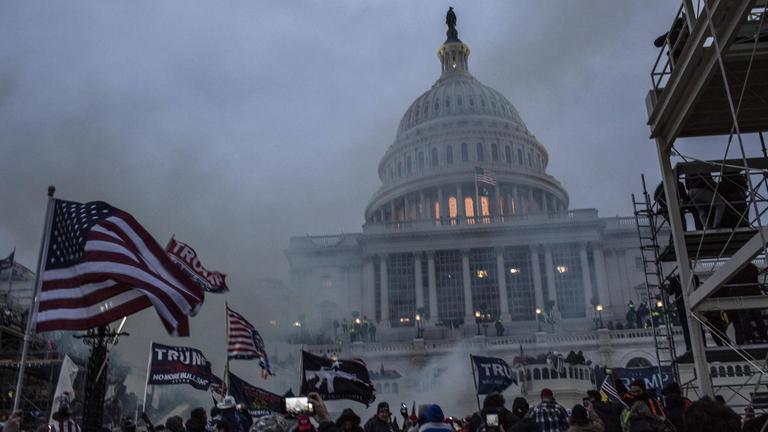 Tränengasschwaden verdunkeln das von Protestlern umlagerte Kapitol in Washington.