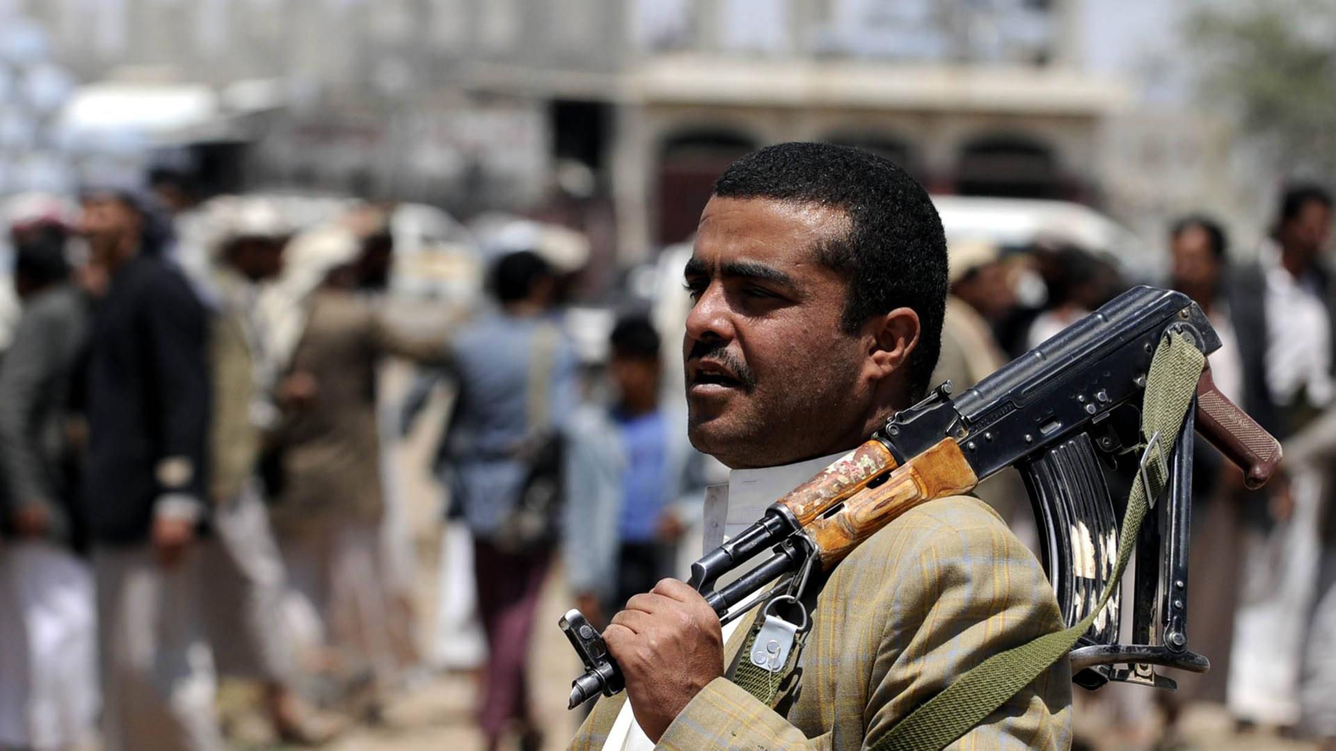 Huthi-Rebellen in der jemenitischen Stadt Sanaa im September 2014 Huthi-Rebellen in der jemenitischen Stadt Sanaa im September 2014