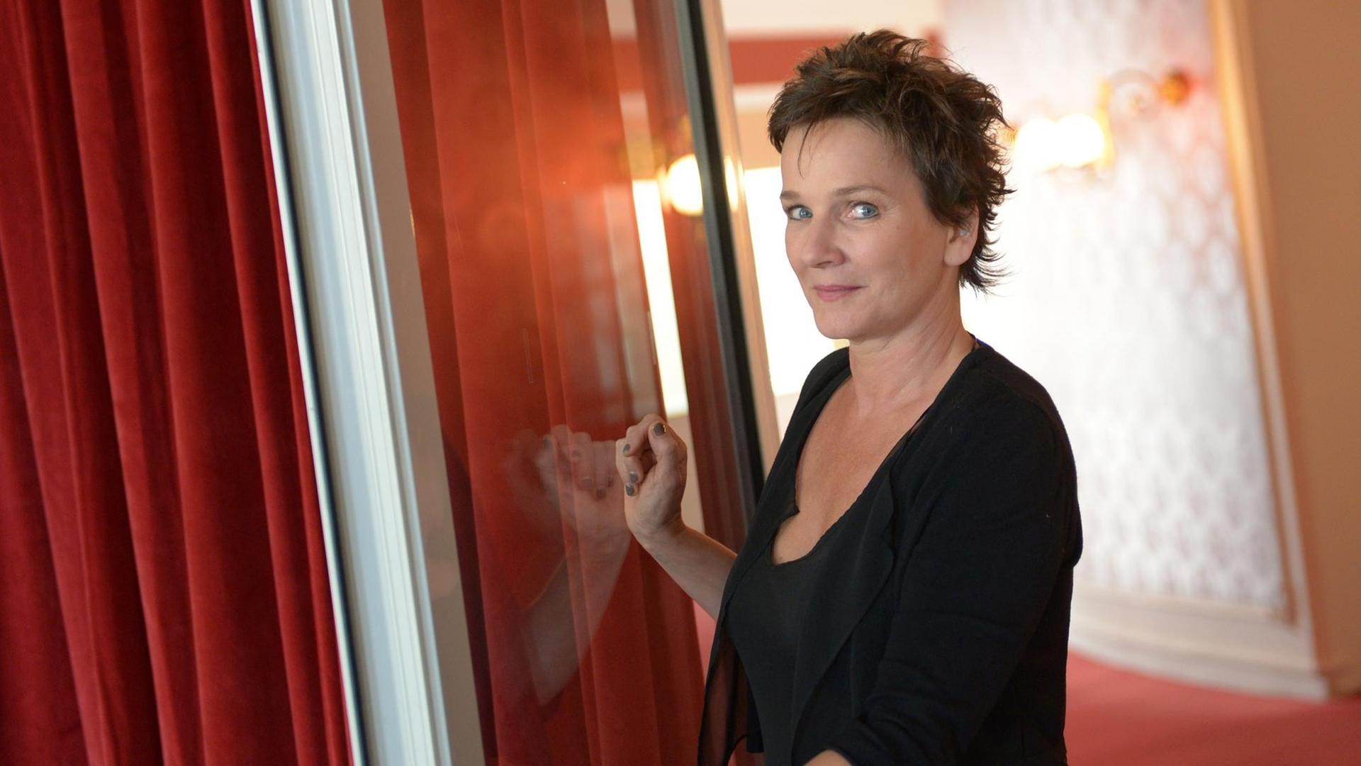 Die Intendantin des Deutschen Schauspielhauses Hamburg, Karin Beier, steht am 16.04.2015 im Marmorsaal des Theaters in Hamburg. Beier stellte das Programm für die aktuelle Spielzeit vor. Die Intendantin des Deutschen Schauspielhauses Hamburg, Karin Beier, steht am 16.04.2015 im Marmorsaal des Theaters in Hamburg. Beier stellte das Programm für die aktuelle Spielzeit vor.
