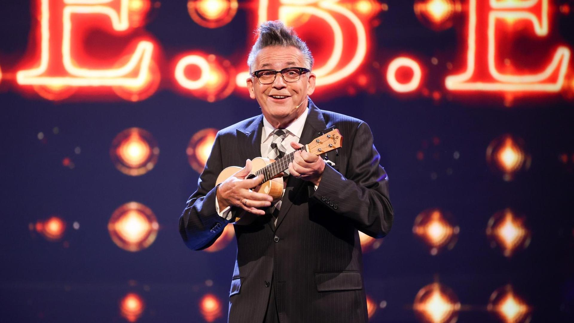 Der deutsche Musiker Götz Alsmann singt in der Roland-Kaiser-Show. Der deutsche Musiker Götz Alsmann singt in der Roland-Kaiser-Show.