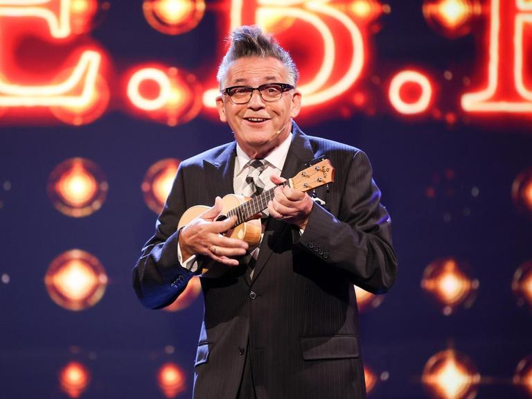 Der deutsche Musiker Götz Alsmann singt in der Roland-Kaiser-Show.