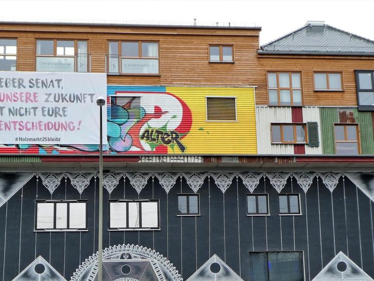 "Lieber Senat, unsere Zukunft ist nicht eure Entscheidung!" steht auf einem Banner, das an der Fassade der Holzmarkt-Häuser befestigt ist.