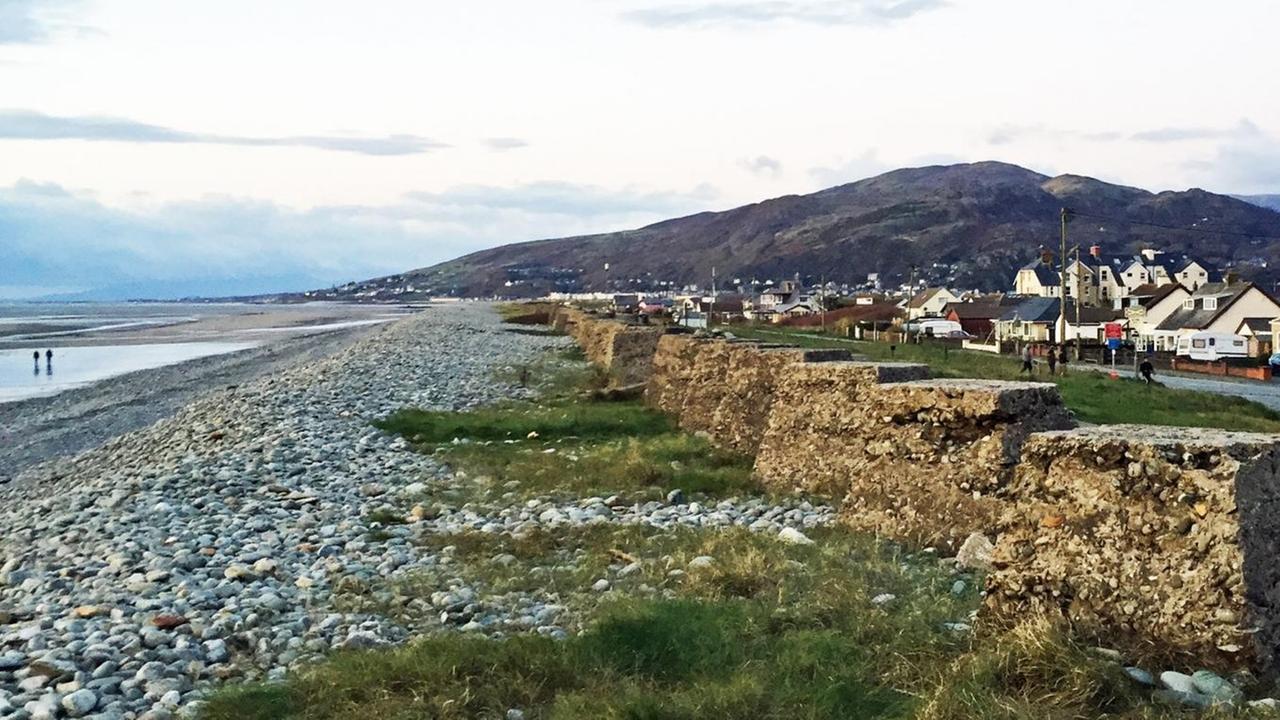 Blick auf das Örtchen Fairbourne in Wales direkt am Meer
