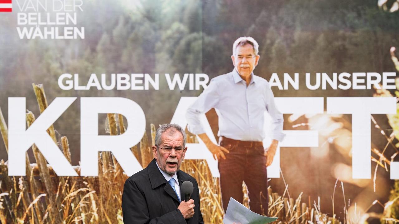 Alexander van der Bellen kandidiert zum Posten des österreichischen Präsidenten. Hier vor einem Wahlplakat. Alexander van der Bellen kandidiert zum Posten des österreichischen Präsidenten. Hier vor einem Wahlplakat.