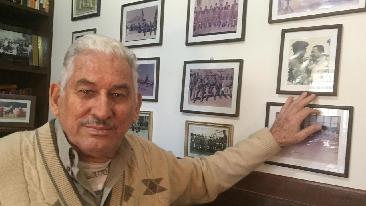 Ex-General Gary Prado vor einer Wand mit persönlichen Fotos aus seiner Vergangenheit. Ex-General Gary Prado vor einer Wand mit persönlichen Fotos aus seiner Vergangenheit.