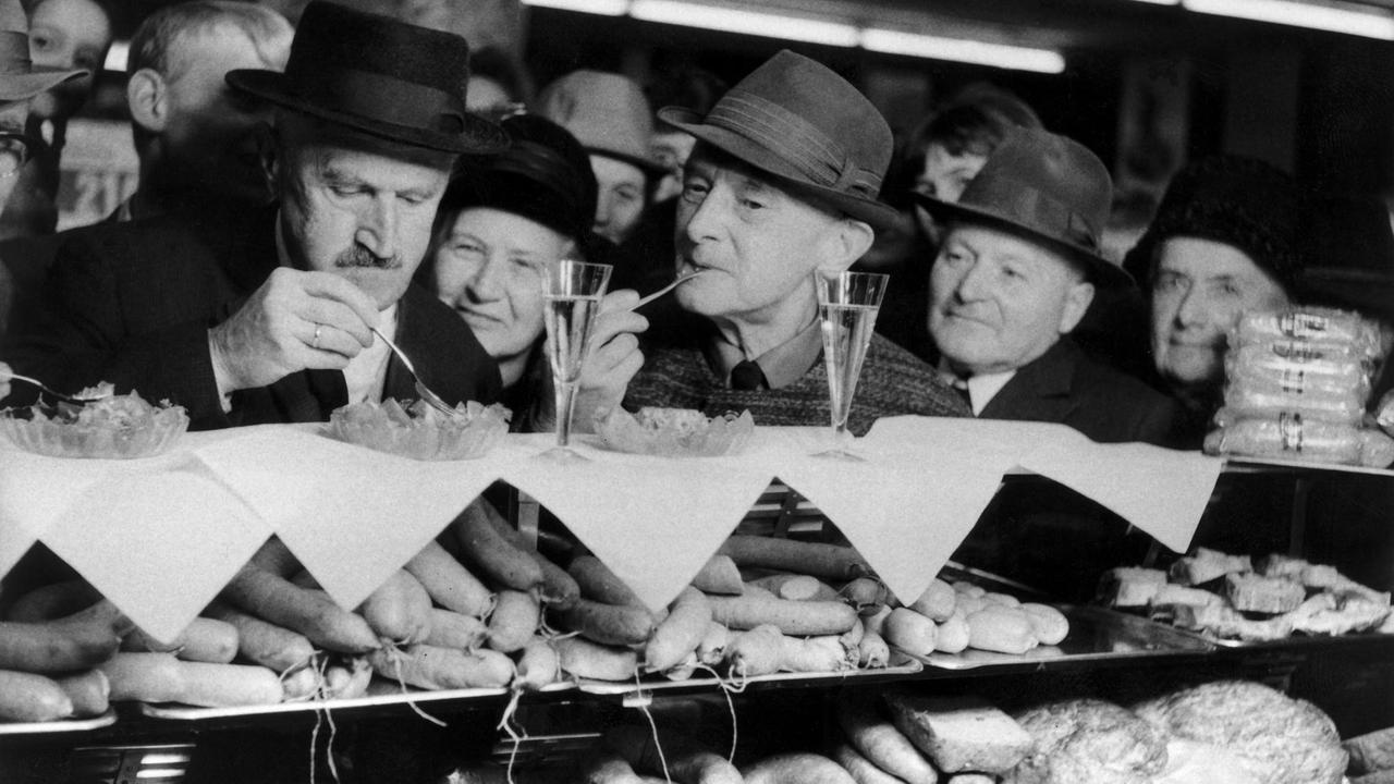Kunden machen sich während der "Woche der offenen Dose" über Spezialitäten her. Kunden machen sich während der "Woche der offenen Dose" über Spezialitäten her.