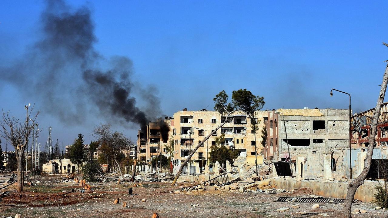 Hanano, ein östlicher Stadtteil Aleppos, wurde bereits am Wochenende von der syrischen Armee eingenommen. Das Bild zeigt die Zerstörung an Gebäuden, schwarzer Qualm steigt auf. Hanano, ein östlicher Stadtteil Aleppos, wurde bereits am Wochenende von der syrischen Armee eingenommen. Das Bild zeigt die Zerstörung an Gebäuden, schwarzer Qualm steigt auf.