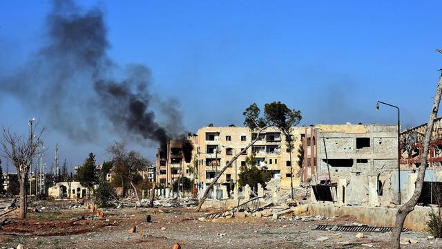 Hanano, ein östlicher Stadtteil Aleppos, wurde bereits am Wochenende von der syrischen Armee eingenommen. Das Bild zeigt die Zerstörung an Gebäuden, schwarzer Qualm steigt auf.