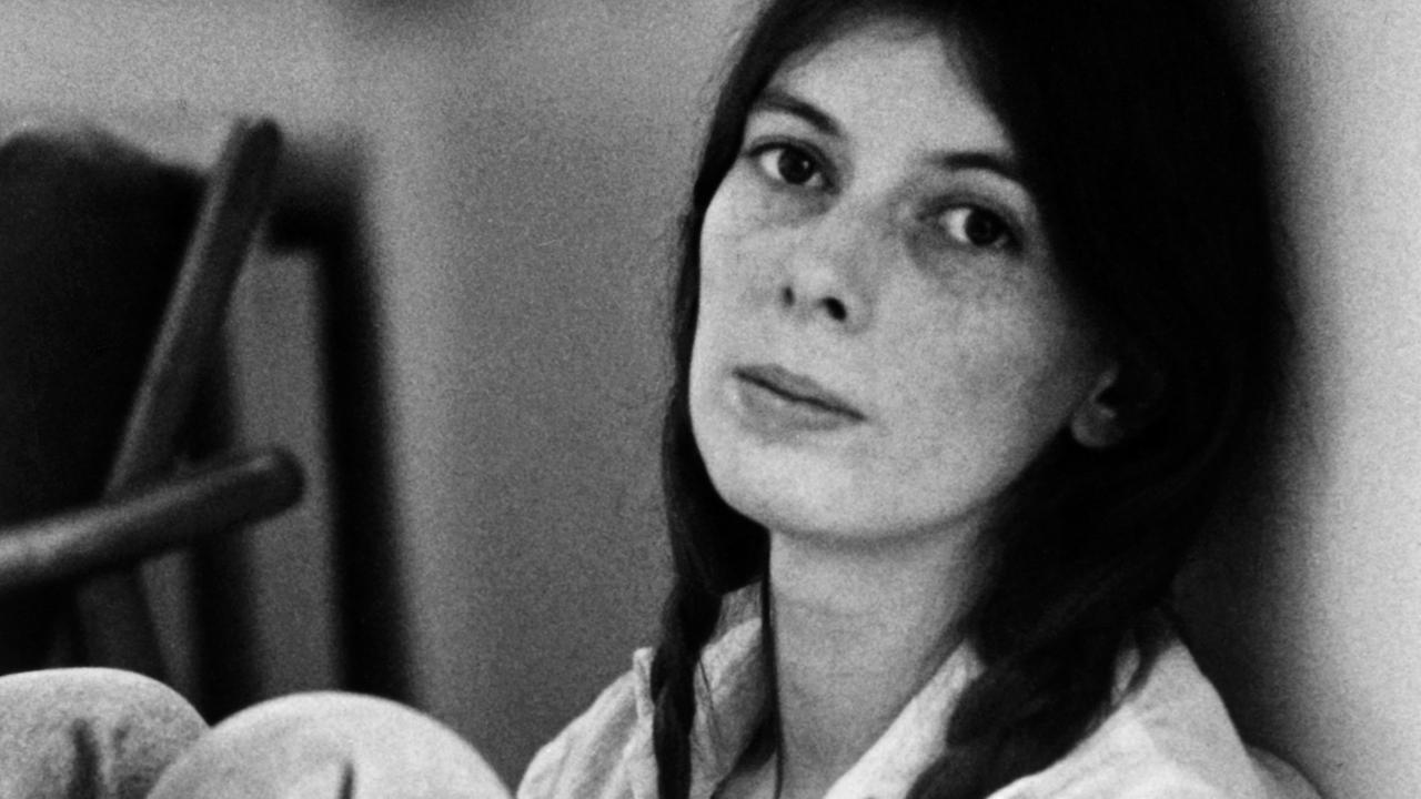 Ein Schwarz-Weiß-Porträtfoto von Bettina Wegner, aufgenommen Anfang 1979. Ein Schwarz-Weiß-Porträtfoto von Bettina Wegner, aufgenommen Anfang 1979.