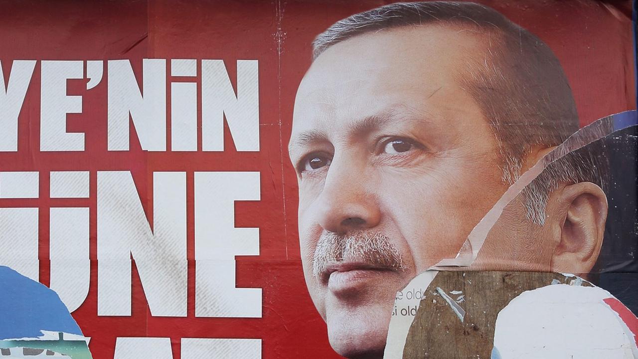 Zerrissenes Wahlplakat des türkischen Politikers Recep Tayyip Erdogan Zerrissenes Wahlplakat des türkischen Politikers Recep Tayyip Erdogan