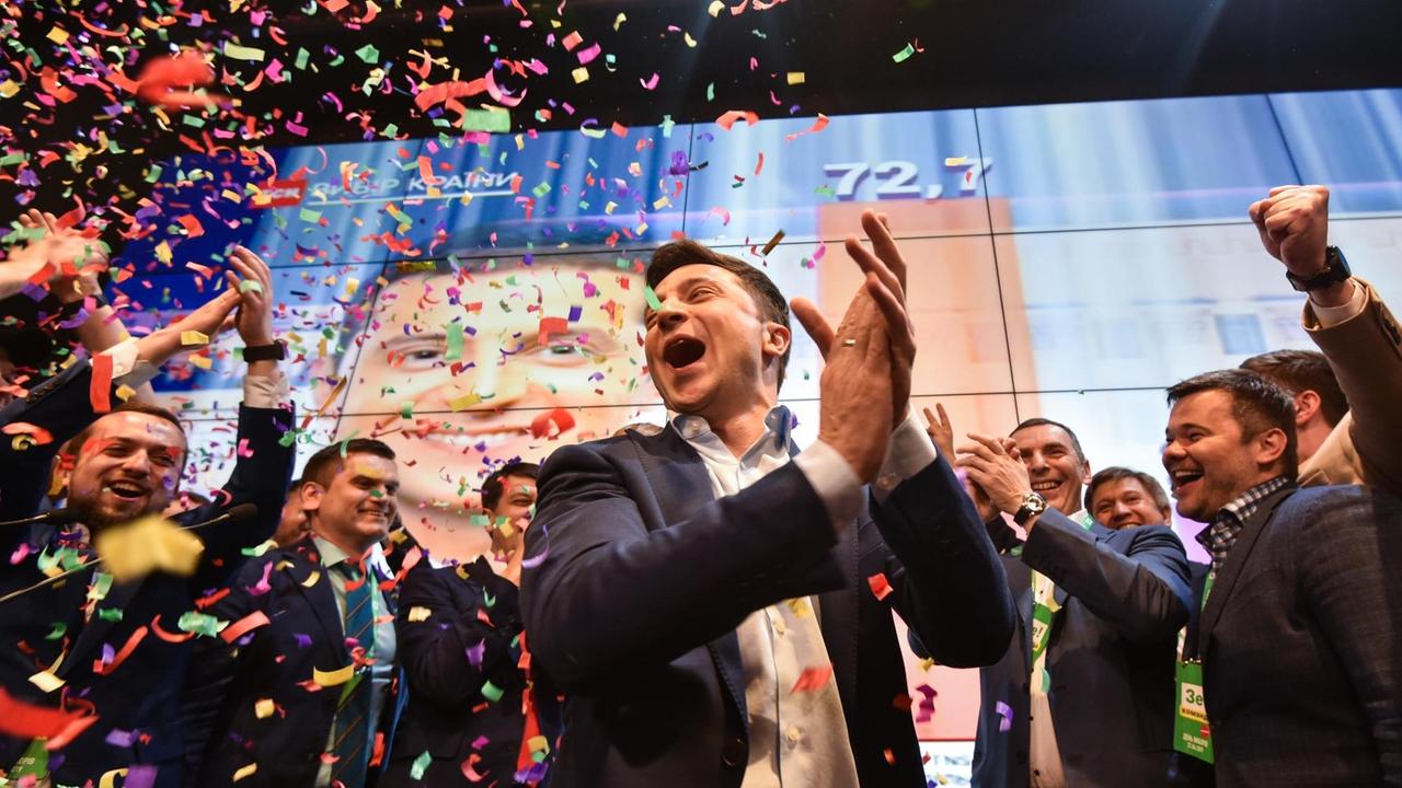 Der ukrainische Präsidentschaftskandidat Wolodymyr Selenskyj jubelt nach den ersten Prognosen bei der Stichwahl um das Präsidentenamt.