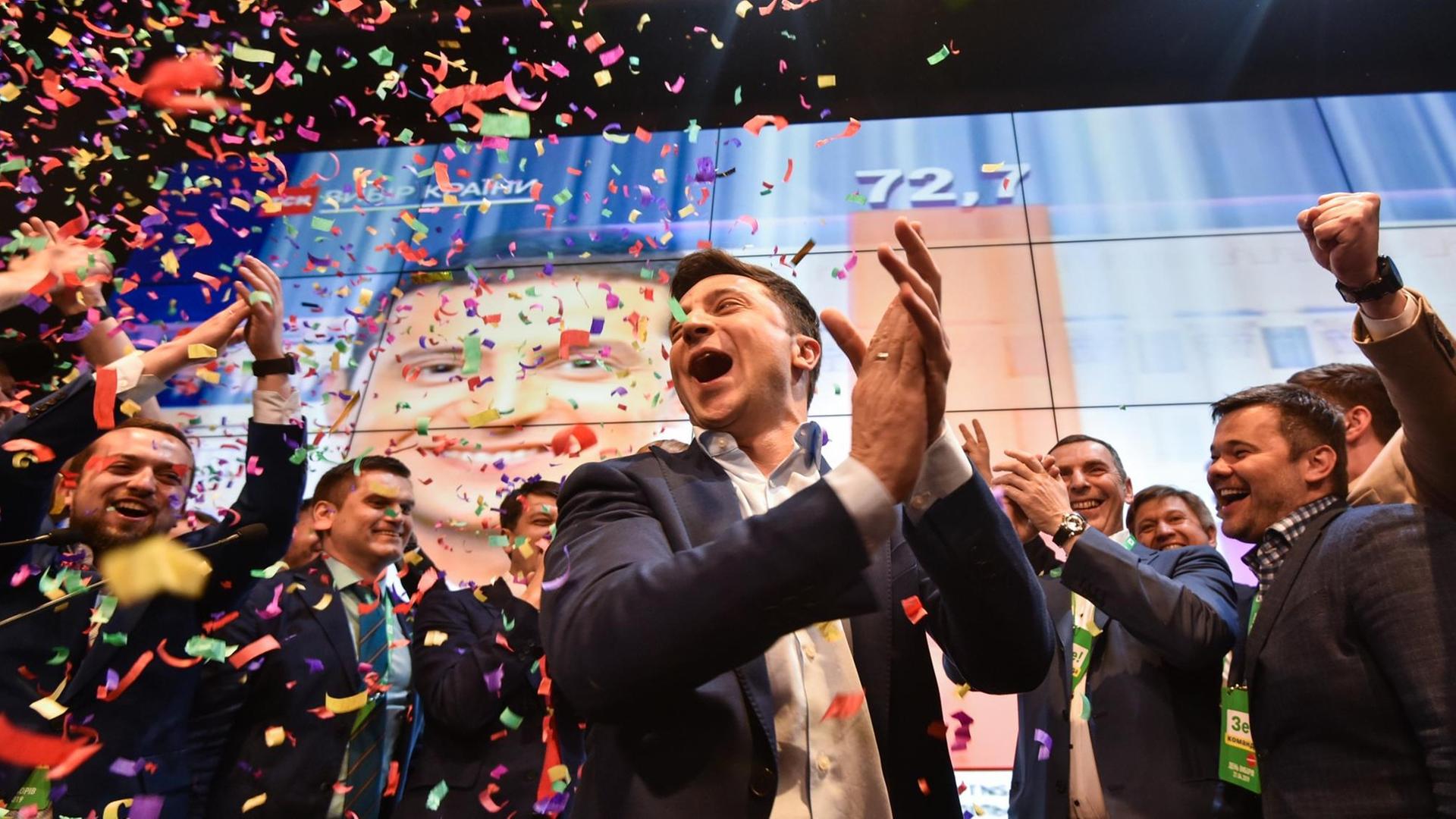 Der ukrainische Präsidentschaftskandidat Wolodymyr Selenskyj jubelt nach den ersten Prognosen bei der Stichwahl um das Präsidentenamt. Der ukrainische Präsidentschaftskandidat Wolodymyr Selenskyj jubelt nach den ersten Prognosen bei der Stichwahl um das Präsidentenamt.
