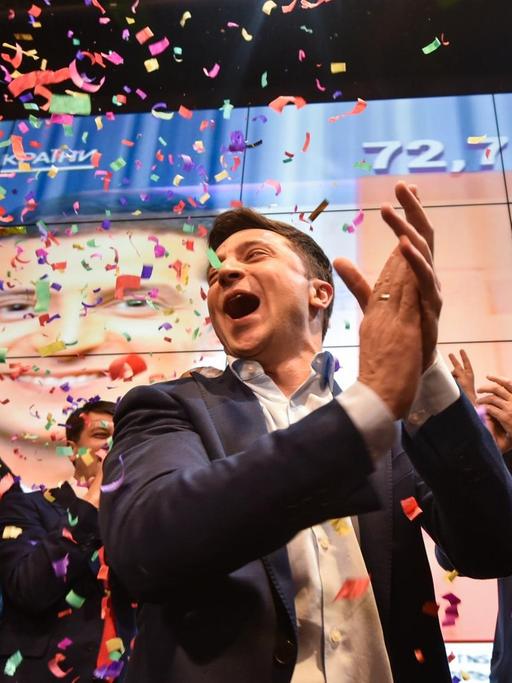 Der ukrainische Präsidentschaftskandidat Wolodymyr Selenskyj jubelt nach den ersten Prognosen bei der Stichwahl um das Präsidentenamt.