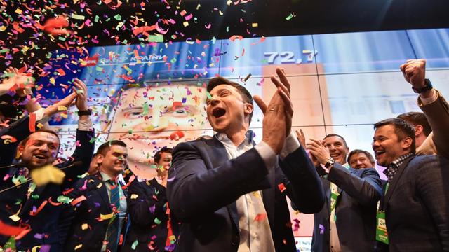 Der ukrainische Präsidentschaftskandidat Wolodymyr Selenskyj jubelt nach den ersten Prognosen bei der Stichwahl um das Präsidentenamt.